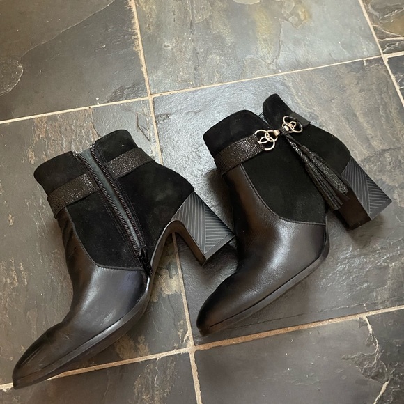 Un Tour en Ville black leather boots, like new - Picture 2 of 3